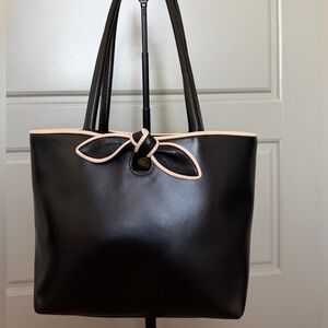 Elegant Black purse with cream details